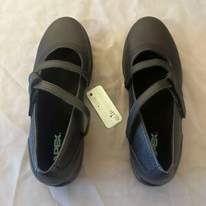 APEX A300W: Women’s Black Leather Mary Jane Slip Resistant Shoes 8.5 Wide NWT